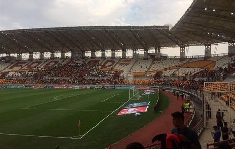 حرکت جالب هواداران دو تیم در پایان بازی/ آتش، بازی را متوقف کرد!