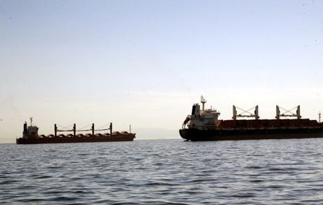 انفجار و سقوط یک شیء ناشناس در نزدیکی یک کشتی در دریای سرخ