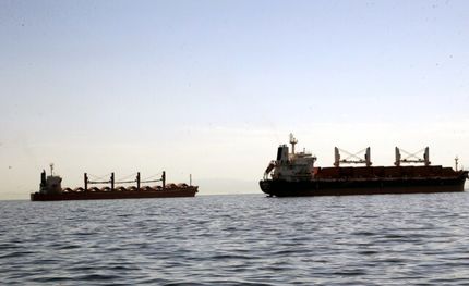 انفجار و سقوط یک شیء ناشناس در نزدیکی یک کشتی در دریای سرخ