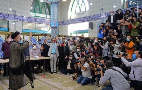 حضور پرشور عکاسان در لحظه رای دادن سیدابراهیم رئیسی / عکس