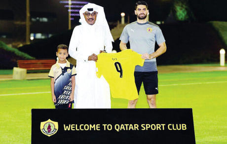 استقبال از علی کریمی در تمرین القطر