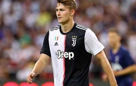 دی لخت: خبری از پیشنهاد بارسلونا ندارم