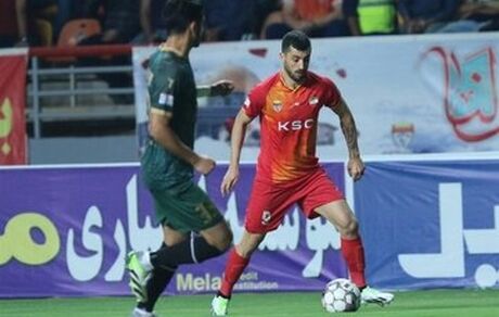 هافبک فولاد بدلیل بگومگو با سرمربی از تیم اخراج شد