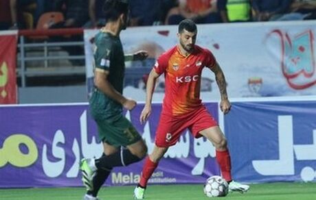 هافبک فولاد بدلیل بگومگو با سرمربی از تیم اخراج شد