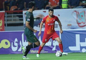 هافبک فولاد بدلیل بگومگو با سرمربی از تیم اخراج شد