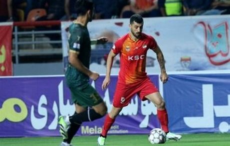 هافبک فولاد بدلیل بگومگو با سرمربی از تیم اخراج شد