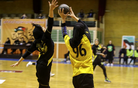 صدرنشینی سنگ آهن بافق و فولاد هرمزگان در لیگ برتر هندبال بانوان