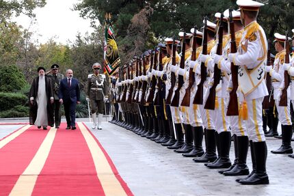 نخست وزیر ارمنستان با استقبال رئیس جمهور کشورمان وارد تهران شد
