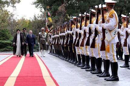 نخست وزیر ارمنستان با استقبال رئیس جمهور کشورمان وارد تهران شد