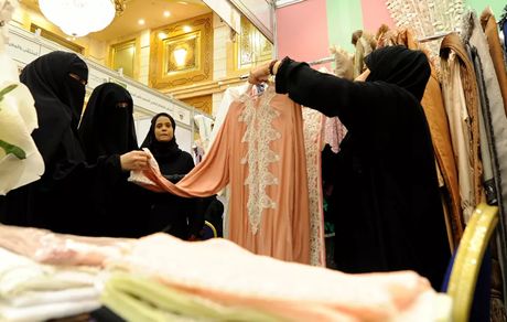 عربستان رسما مجوز باز بودن مغازه‌ها در اوقات نماز را صادر کرد