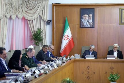 معاون اول رئیس جمهور: آمریکا از هر روشی، حتی با مقام دست‌هفتم یک کشور رده‌پنجم آفریقایی برای مذاکره با ایران واسطه می‌کند