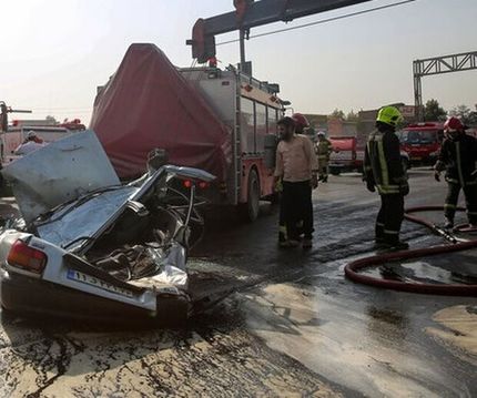واژگونی تریلر سوخت روی پراید با یک کشته و چند مصدوم