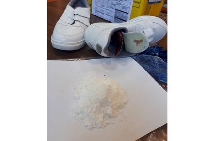 کشف یک جفت کفش شیشه‌ای در حال ارسال به استرالیا