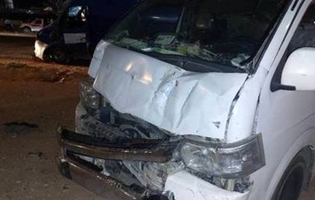 ٧ زائر ایرانی در تصادف خودروی ون با تریلی در ناصریه عراق دچار مصدومیت شدند
