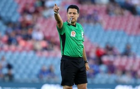 
فغانی: امیدوارم جام جهانی ۲۰۲۲ با یک تیم ایرانی داوری کنم
