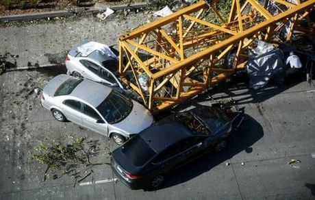 استقرار تیم پزشکی قانونی در محل واژگونی جرثقیل در بزرگراه شهید محلاتی/ اجساد به پزشکی قانونی منتقل شدند