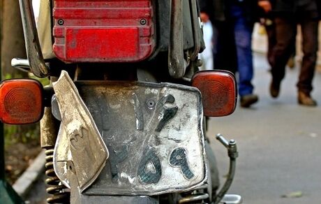 پلاک پوشانده شود، موتورسیکلت توقیف می‌شود