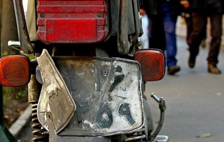 پلاک پوشانده شود، موتورسیکلت توقیف می‌شود