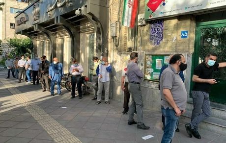 اعتراض مردم به دیر شروع شدن انتخابات در برخی حوزه‌ها و صف رای