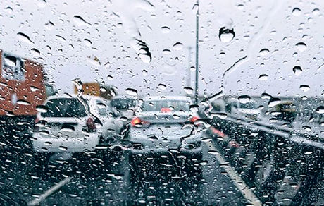 بارش برف و باران در محورهای ۱۲ استان کشور