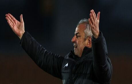 سرمربی پرسپولیس از ایران رفت
