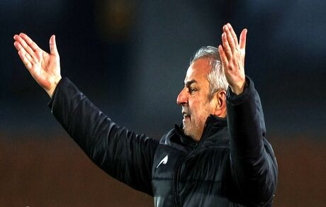 سرمربی پرسپولیس از ایران رفت