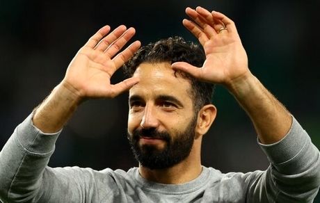 سرمربی جدید منچستریونایتد مجوز کار نگرفت!