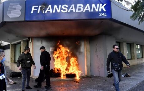 لبنانی‌ها در اعتراض، بانک آتش زدند