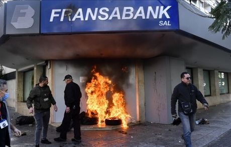 لبنانی‌ها در اعتراض، بانک آتش زدند