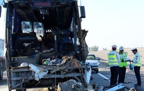 تصادف اتوبوس با خودرو تیبا در محور دشتی ۳ کشته و یک نفر مصدوم برجای گذاشت