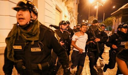 رئیس جمهور پرو بدلیل کشته شدن تظاهرکنندگان در این کشور عذرخواهی کرد