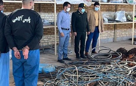 کشف یک و نیم تن سیم برق سرقتی در انار کرمان و دستگیری دو مالخر