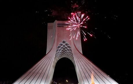 میدان آزادی و ۲۴ نقطه نورافشانی می‌شود