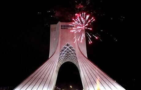 میدان آزادی و ۲۴ نقطه نورافشانی می‌شود