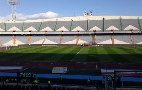 سکوهای آزادی با پرچم‌های آبی تزیین شد