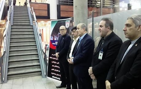 خوش‌وبش بازیکن استقلال با تاج و ملی‌پوشان ساحلی در فرودگاه 