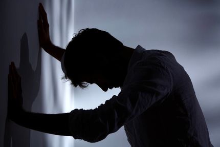 فکر نکنید زندگی تشکیل دادن بلد نیستیم / روی پای خود ایستادن جوکی بیش نیست