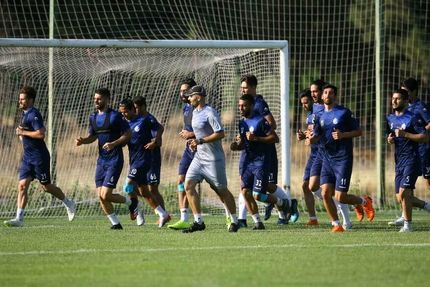 استقلال بدون گل‌زنان خود تمرین کرد