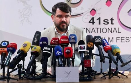 دبیر جشنواره فیلم فجر: حاشیه‌ها تاثیری در نتیجه نهایی برترین‌ها ندارد / امسال فرش قرمز نداریم