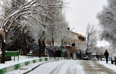 بارش سنگین برف در سمیرم: مدارس تعطیل و راه ۶۰ روستا بسته شد