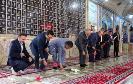 ادای احترام مدیرعامل بانک مسکن و هیات همراه به مقام شهدا/تاکید مدیرعامل بانک مسکن بر تلاش در جهت سربلندی ایران اسلامی
