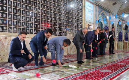 ادای احترام مدیرعامل بانک مسکن و هیات همراه به مقام شهدا/تاکید مدیرعامل بانک مسکن بر تلاش در جهت سربلندی ایران اسلامی
