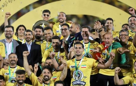 تصاویر اهدای کاپ قهرمانی جام حذفی به سپاهانی‌ها