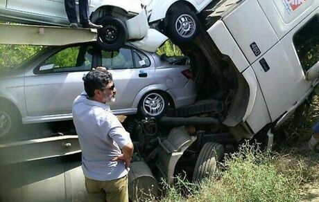 تریلی حامل خودروهای صفر کیلومتر واژگون شد
