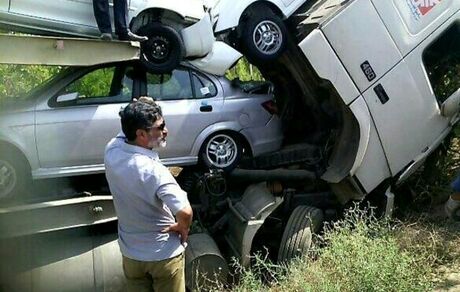 تریلی حامل خودروهای صفر کیلومتر واژگون شد