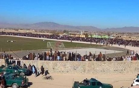 بازگشت طالبان دهه ۹۰ ، شلاق زدن مجرمان در ورزشگاه
