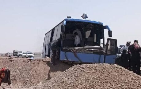 ۴۷ مصدوم در حادثه انحراف اتوبوس مسافربری زائران در حوالی گرمسار