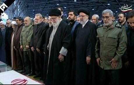 رهبر انقلاب بر پیکر مطهر شهدای مقاومت نماز اقامه کردند