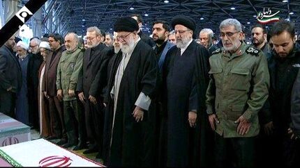 رهبر انقلاب بر پیکر مطهر شهدای مقاومت نماز اقامه کردند