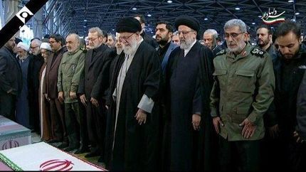 رهبر انقلاب بر پیکر مطهر شهدای مقاومت نماز اقامه کردند